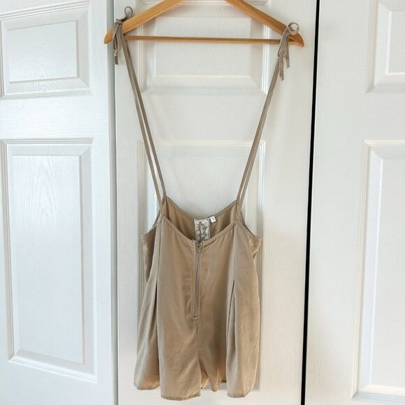 Sadie & Sage Pants - Sadie & Sage Tan Beige Taupe Tie Strap Romper Shorts Women’s Size Small EUC
